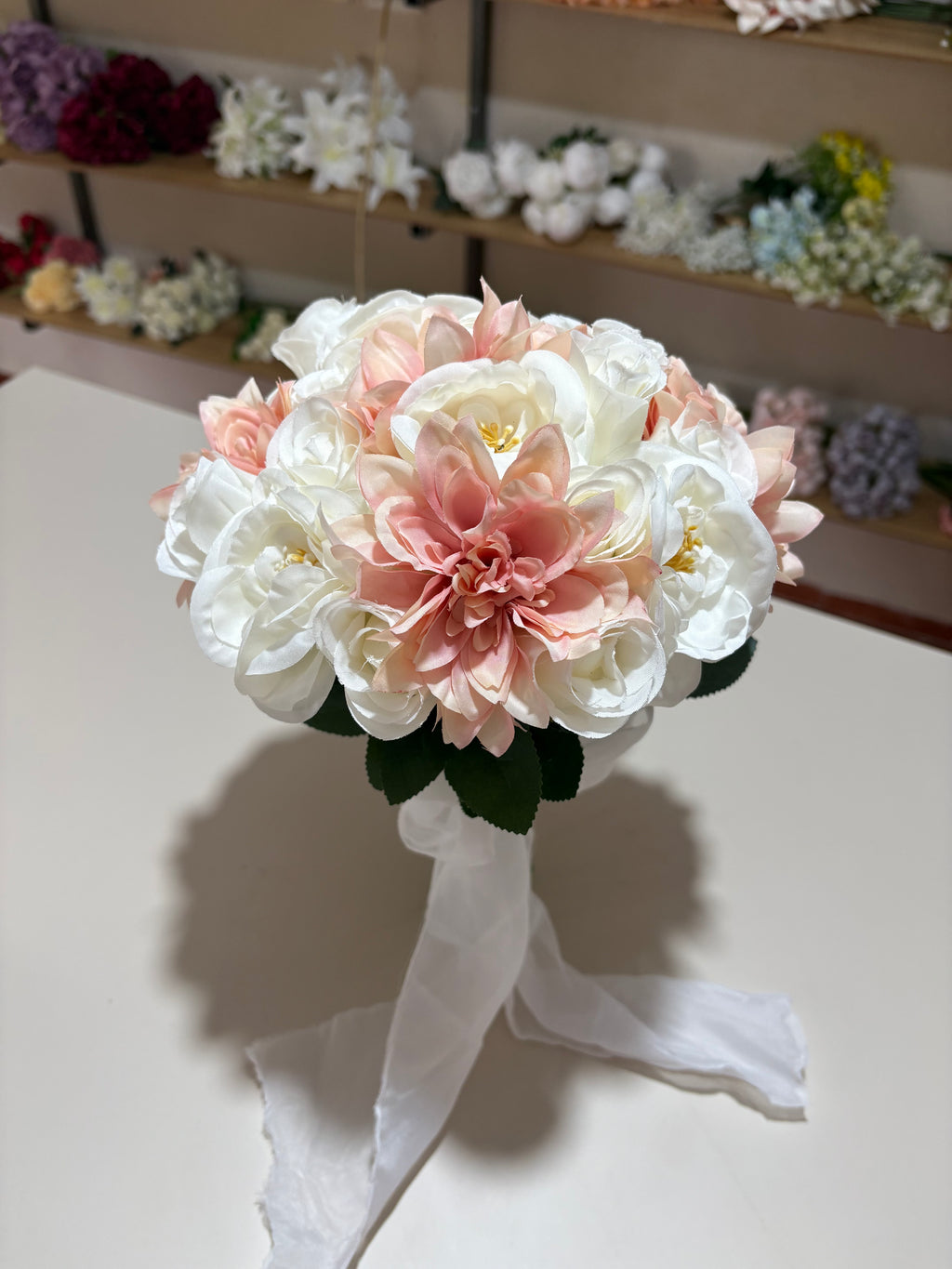 Zarafet Işıltısı Yapay Gelin Buketi