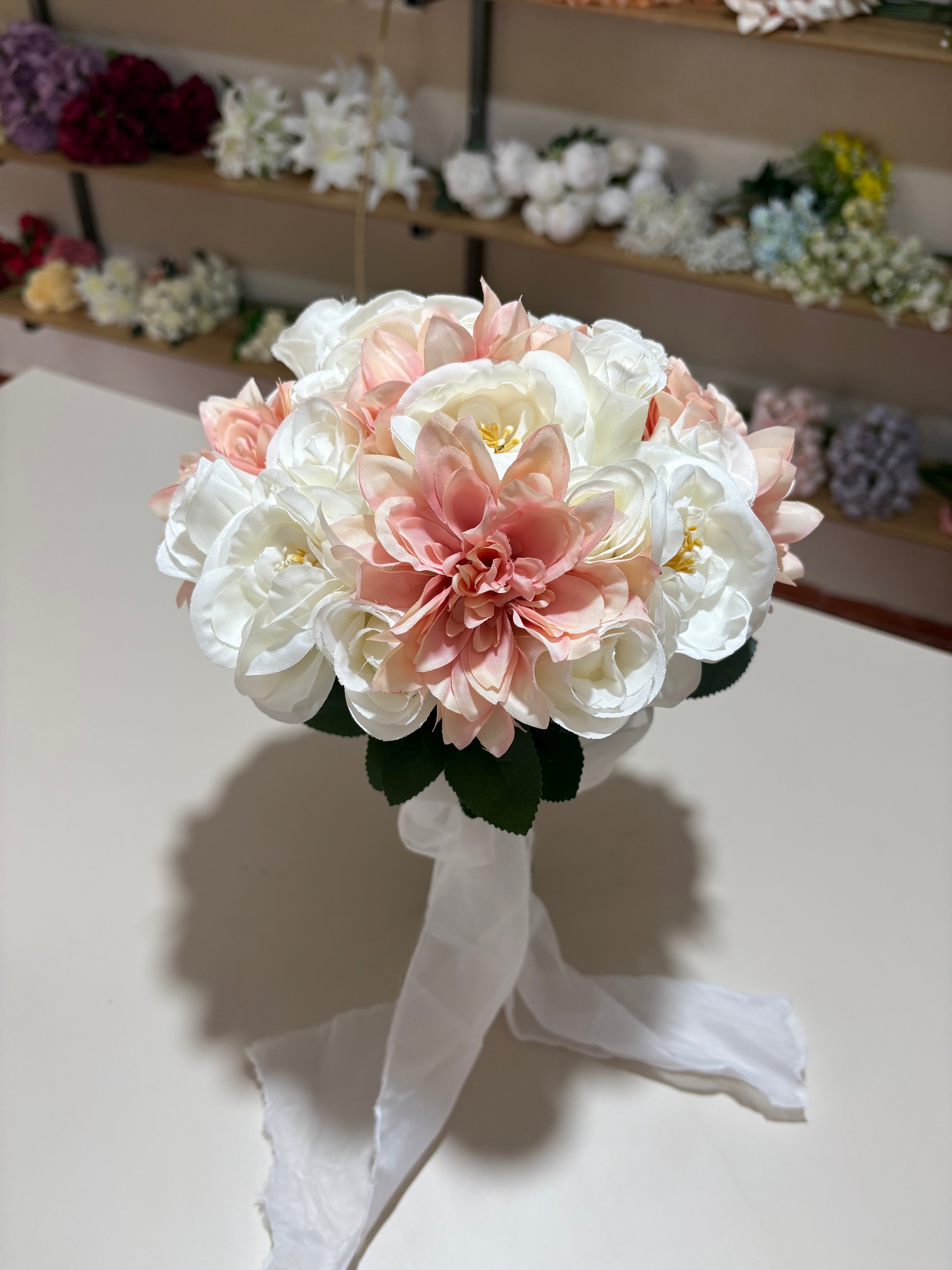 Zarafet Işıltısı Yapay Gelin Buketi