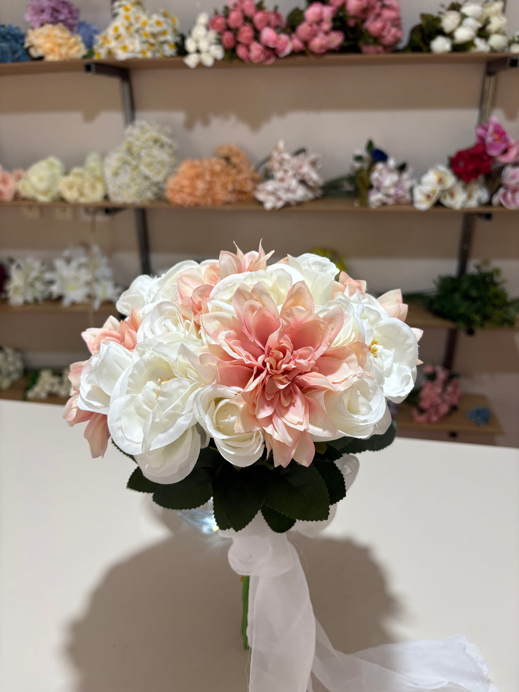 Zarafet Işıltısı Yapay Gelin Buketi